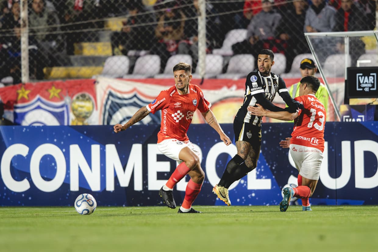 Galo tropeça no Peru: Atlético Mineiro perde para o Cienciano e assume lanterna do Grupo B
