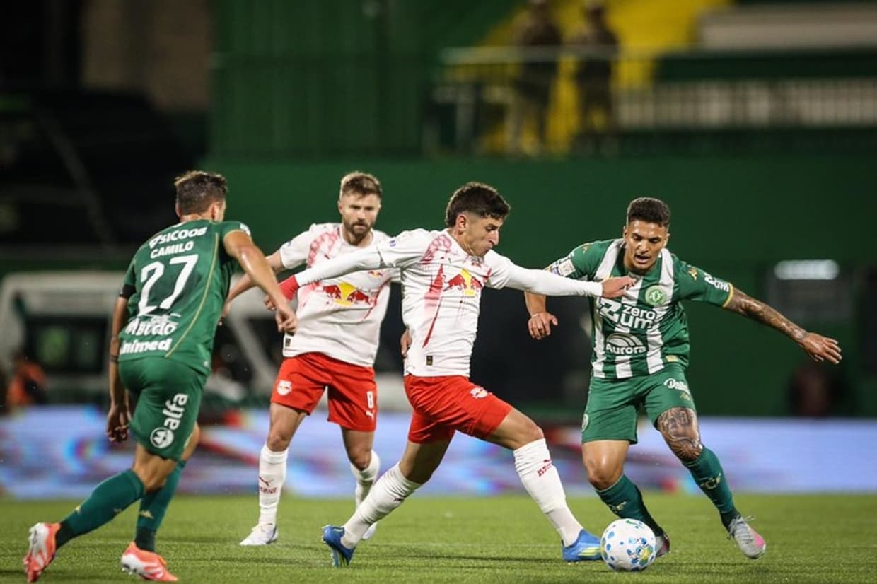 Lucas Barbosa decide e Bragantino vence Chapecoense em jogo movimentado