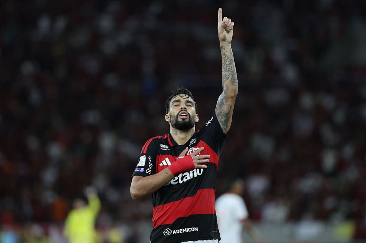 Flamengo domina o Bahia no Maracanã e encosta na liderança do campeonato