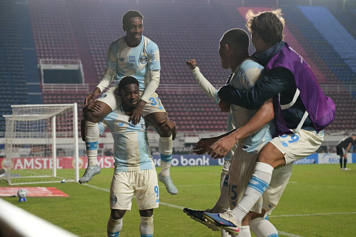 Grêmio domina na Argentina, vence o Deportivo Riestra e assume topo da Sul-Americana
