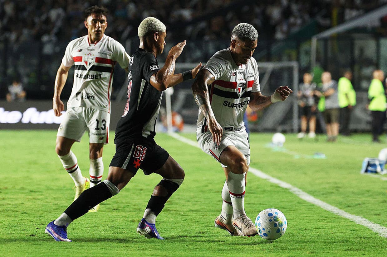 Vasco domina, vira sobre o São Paulo e volta a vencer no Brasileirão