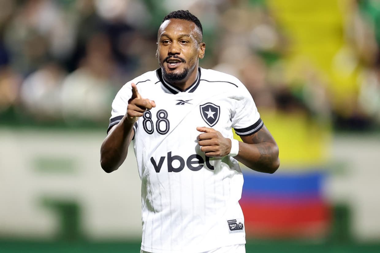 Atropelo na Arena Condá: Botafogo goleia Chapecoense e assume melhor ataque do Brasileirão