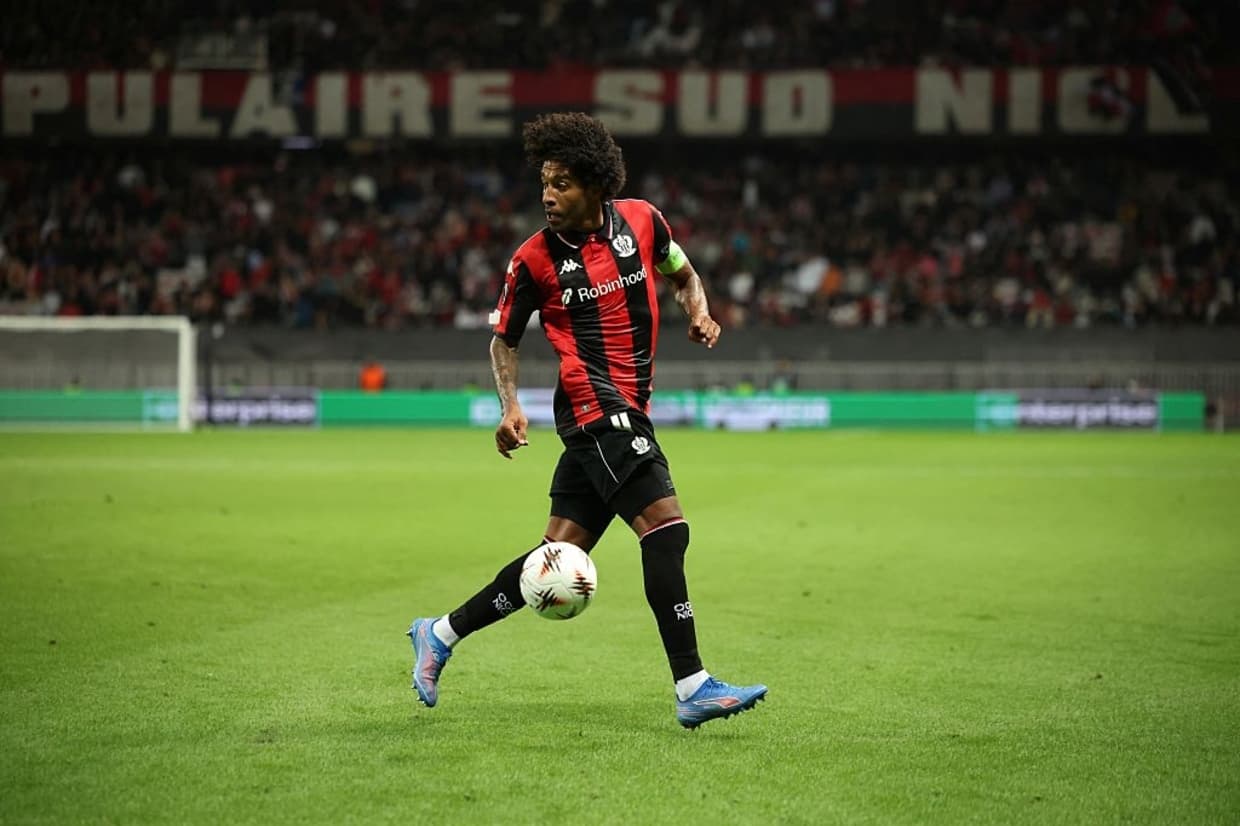 Baiano Dante anuncia aposentadoria e assume comando do Bayern de Munique Sub-23