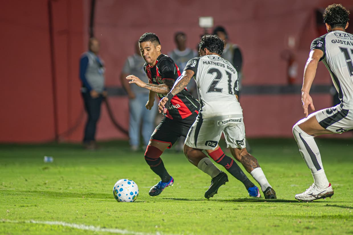 Vitória e Corinthians empatam sem gols no Barradão; Timão despenca para a zona de rebaixamento