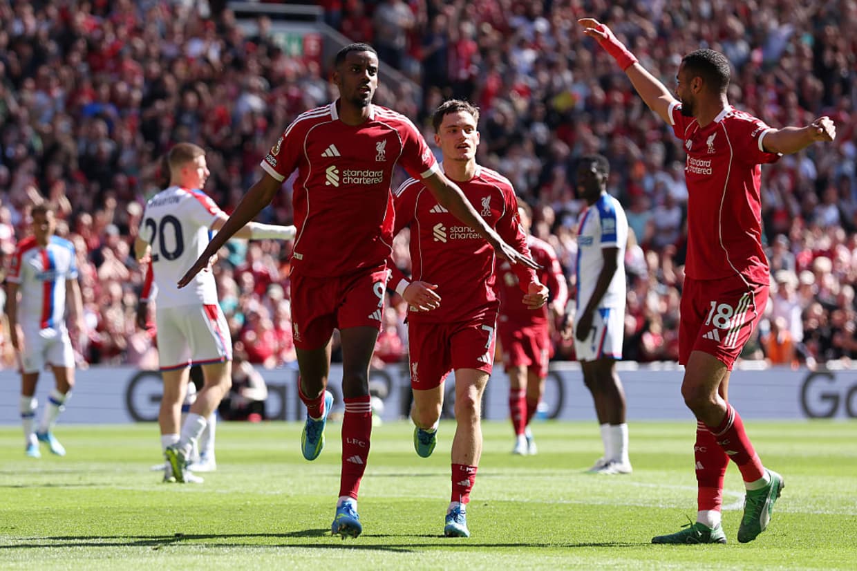 Liverpool domina Aston Villa em Anfield e dispara na luta pela Champions League