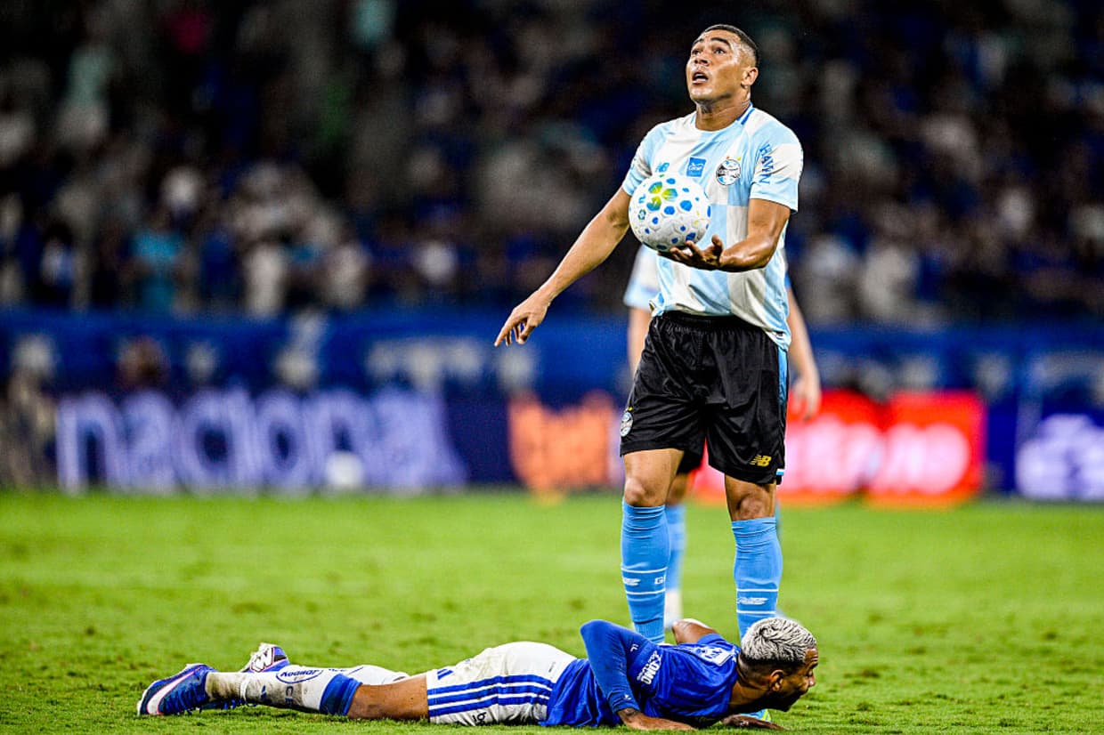 Carlos Vinícius critica cultura de culpar técnicos e defende Luis Castro após derrota do Grêmio