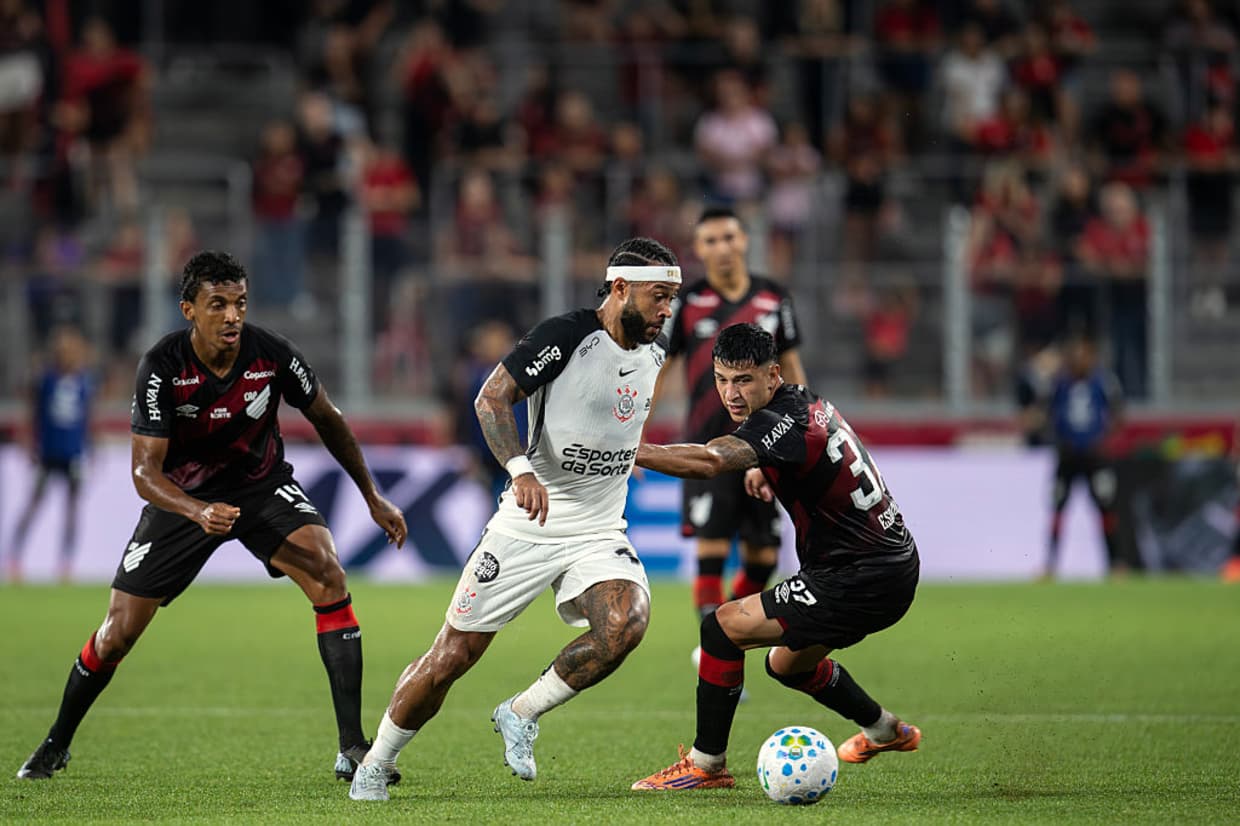 Corinthians avança em negociações para manter Memphis Depay no clube