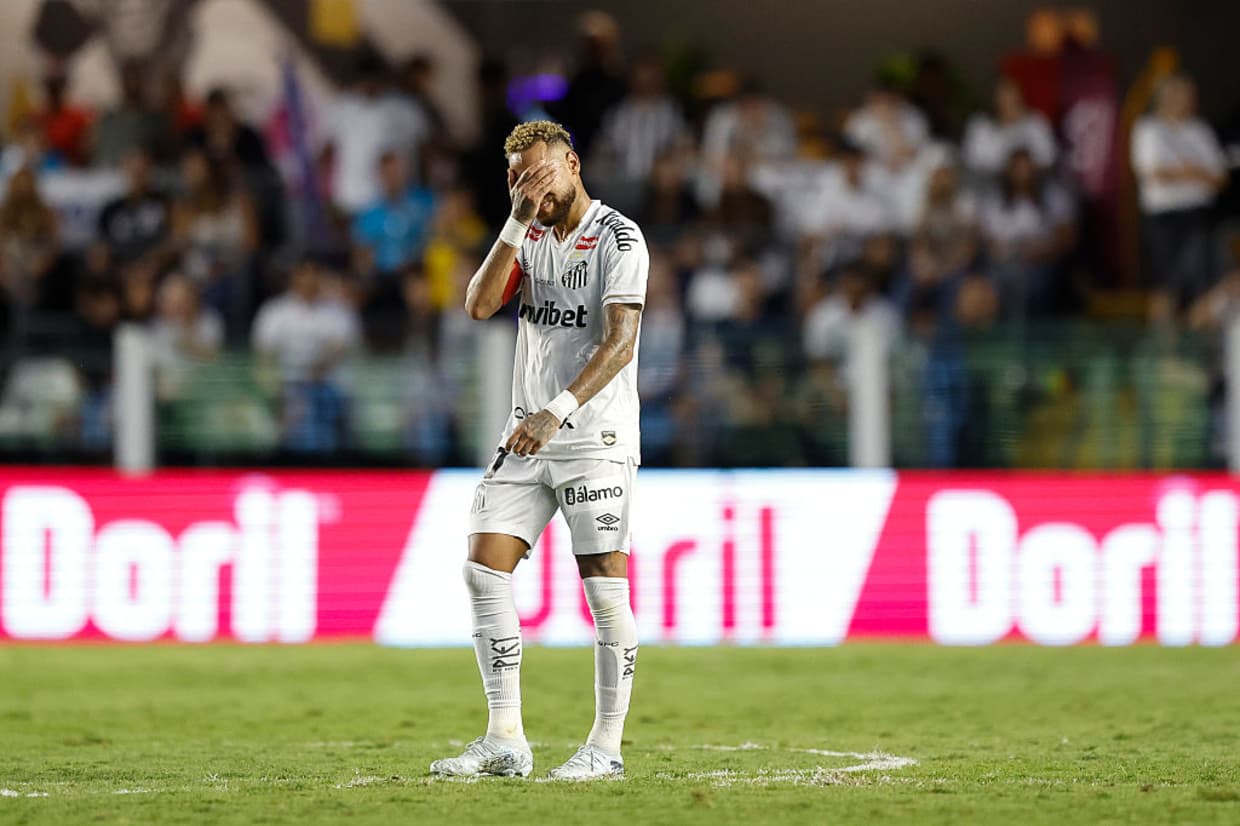 Frustração na Vila: Santos empata com Coritiba e Neymar acerta a trave no fim