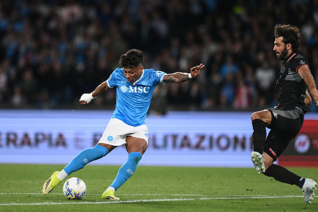 Napoli goleia a Cremonese, adia título da Inter e assume a vice-liderança