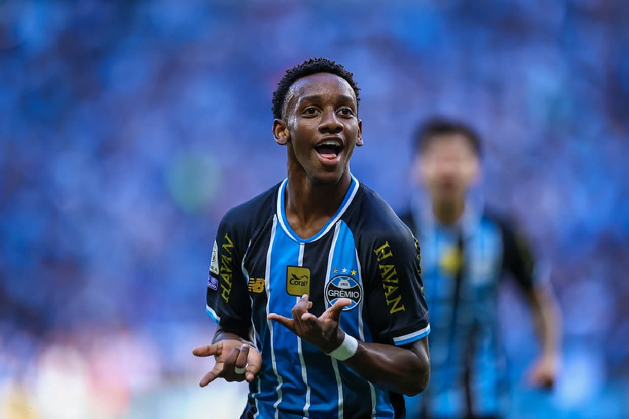 Grêmio vence Coritiba com gol de joia de 18 anos e respira na tabela