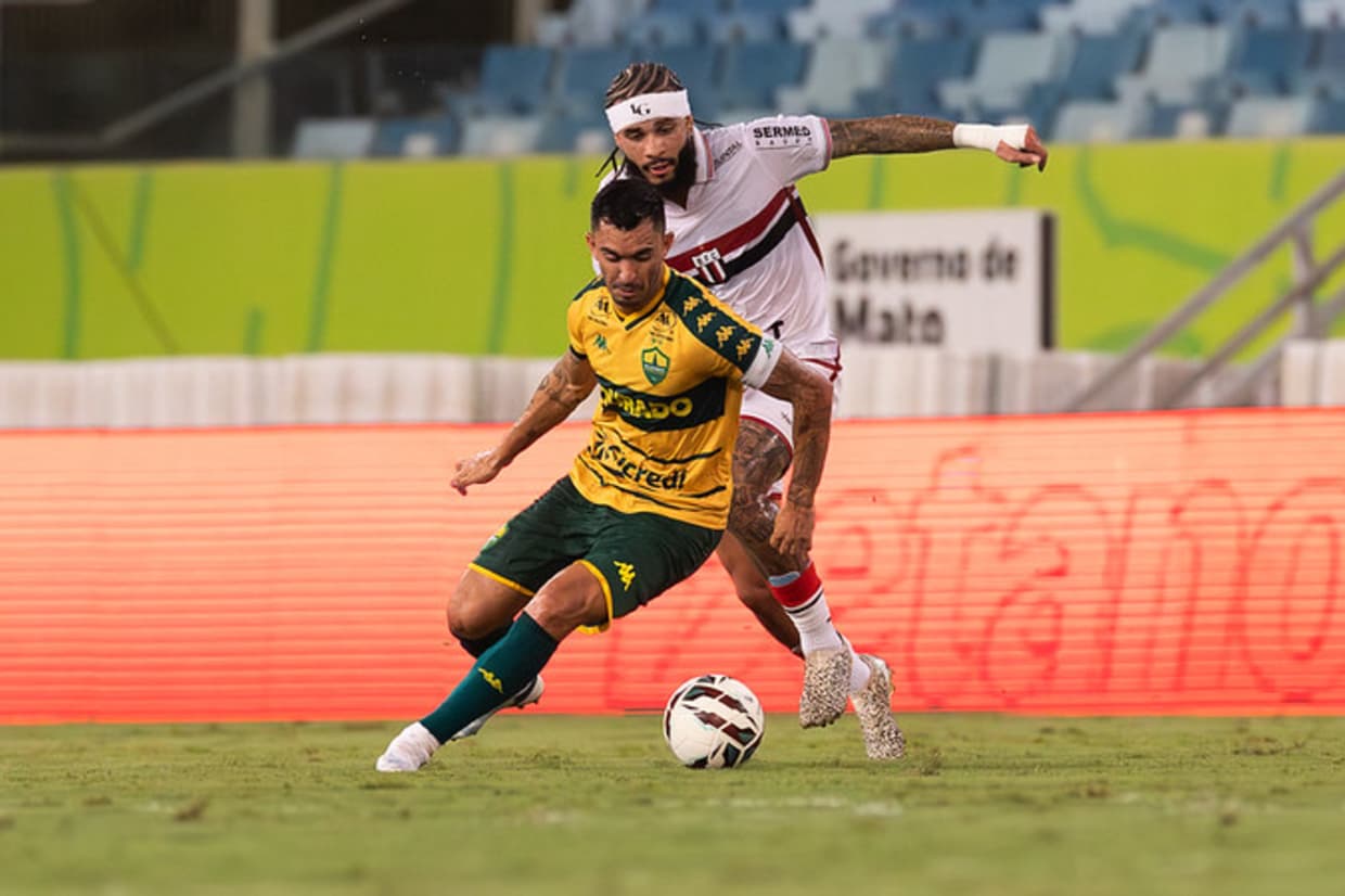 Cuiabá e Botafogo empatam em 1 a 1 sob chuva e intervenção do VAR