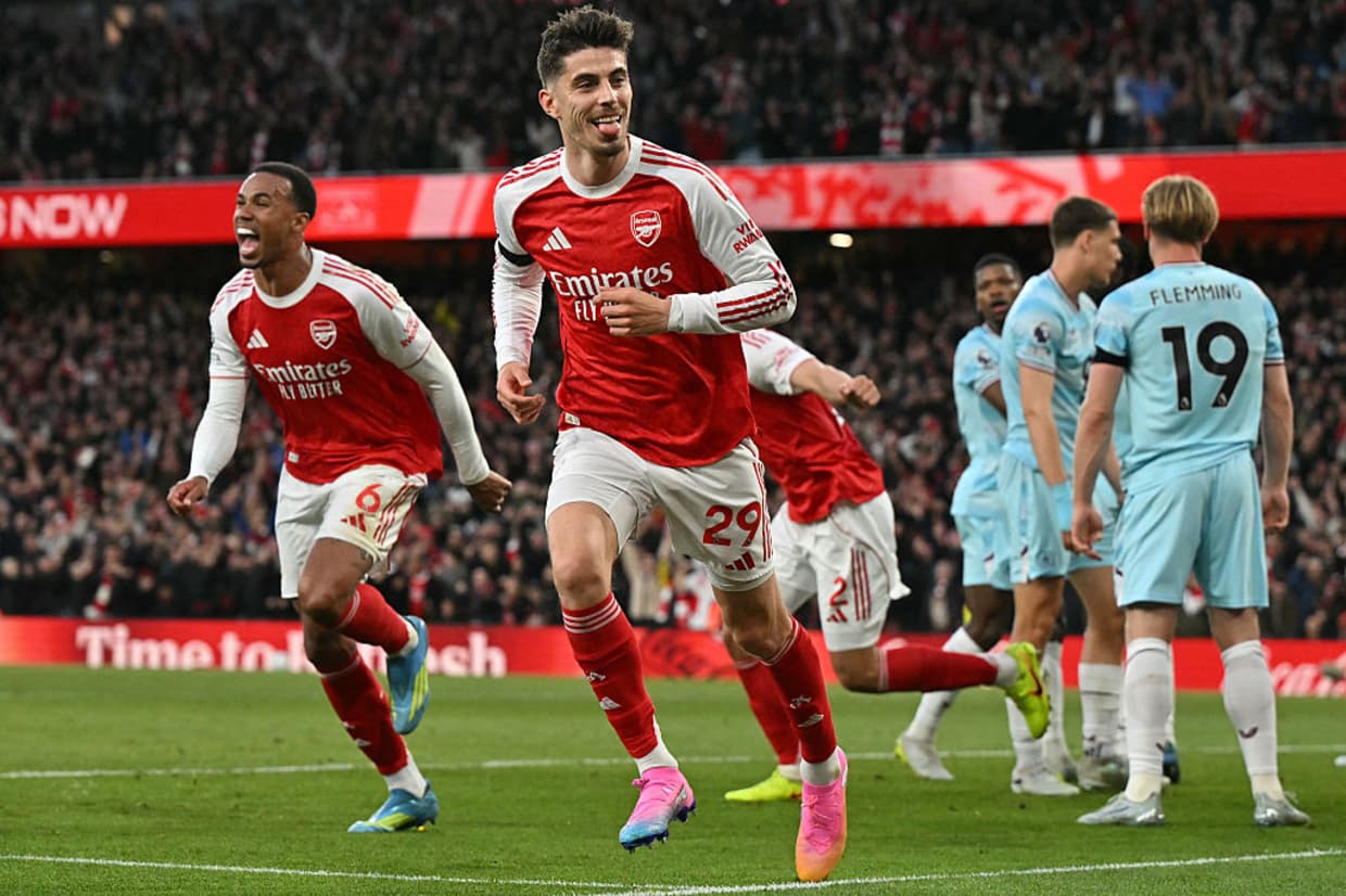 Arsenal vence Burnley e dispara na liderança da Premier League
