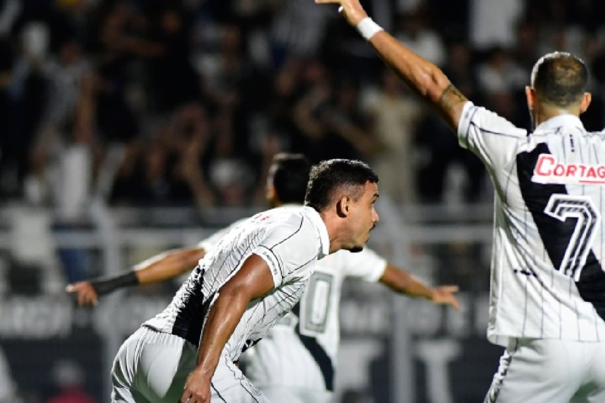 Ponte Preta vence América-MG com gol de Pottker e escala subida na Série B