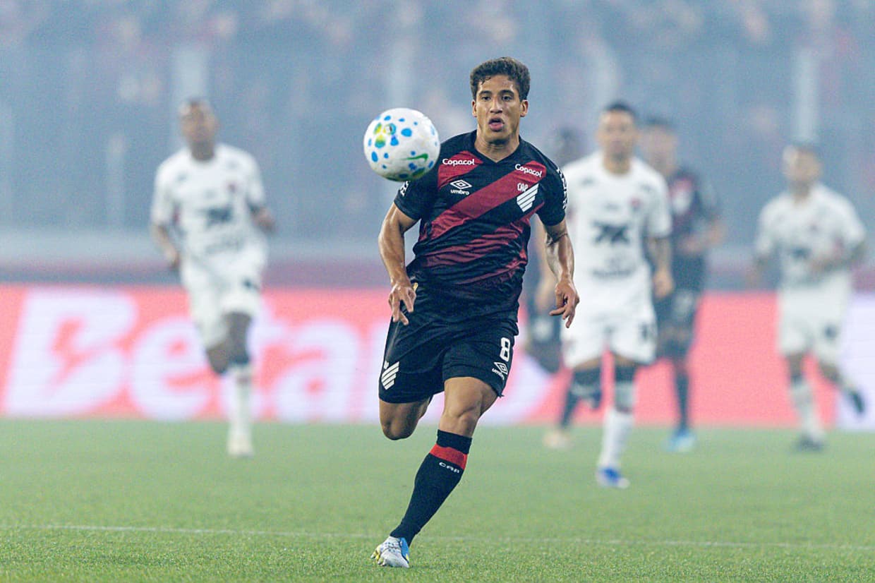 Viveros brilha no aniversário e Athletico vira jogo contra o Vitória na Arena da Baixada