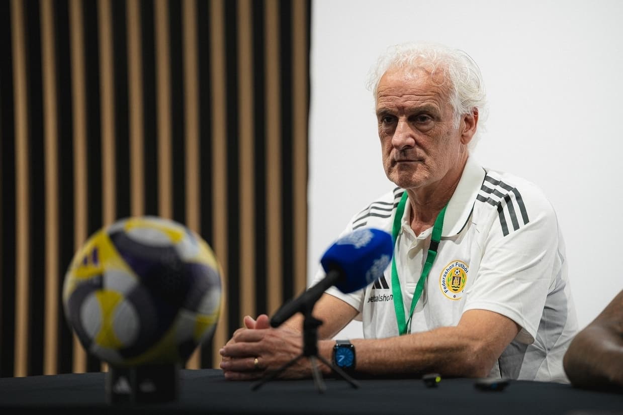 Crise em Curaçao: Técnico renuncia sob pressão de jogadores às vésperas da Copa