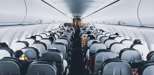 Pregação de criança em voo gera polêmica e alerta sobre regras de segurança aérea