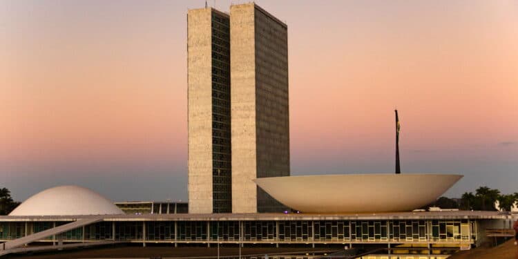 GDF estuda vender dívida ativa para coborir rombo no Banco de Brasília