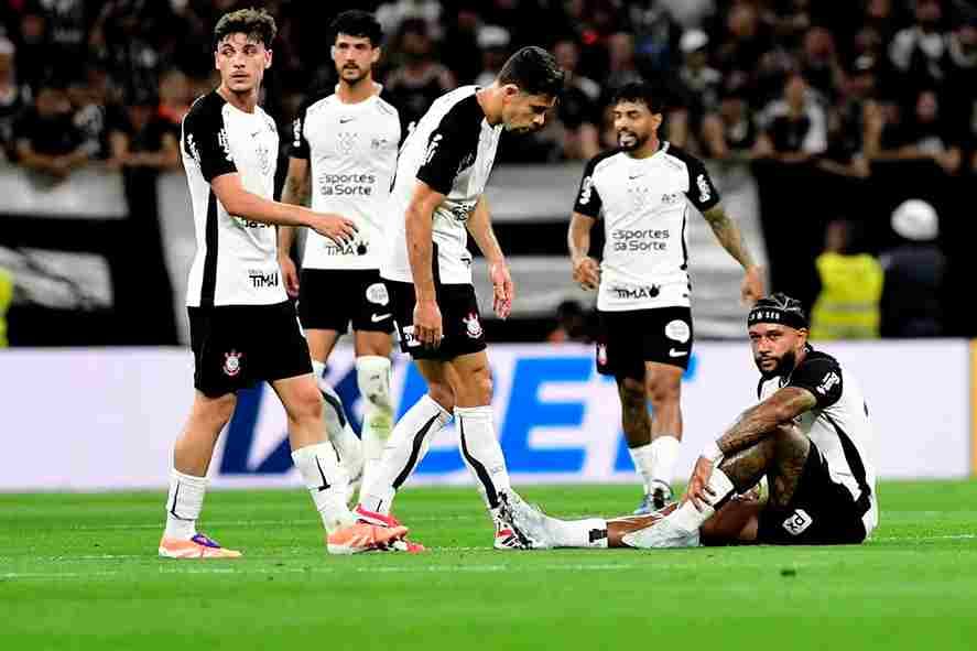 Retrocesso no Timão: Erro de preparação física agrava lesão de Memphis Depay e adia retorno