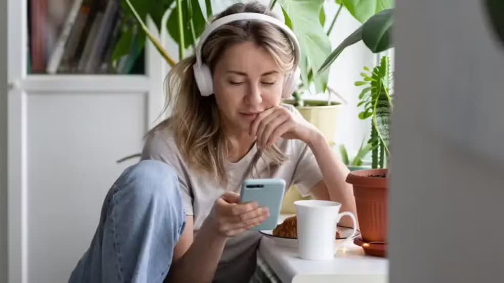 O 'Velho Oeste' da Música: Programador cria ferramenta para bloquear faixas de IA no Spotify
