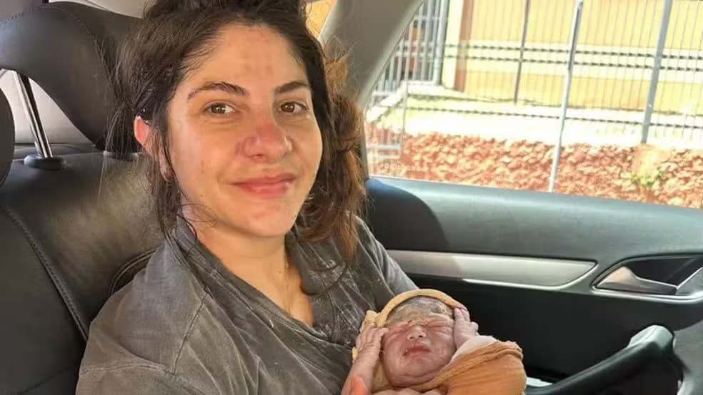 Parto surpreendente: Mulher dá à luz no acostamento da estrada em menos de duas horas