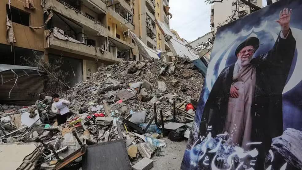 Trump intensifica pressão sobre Irã com ameaças de ataques e bloqueio naval