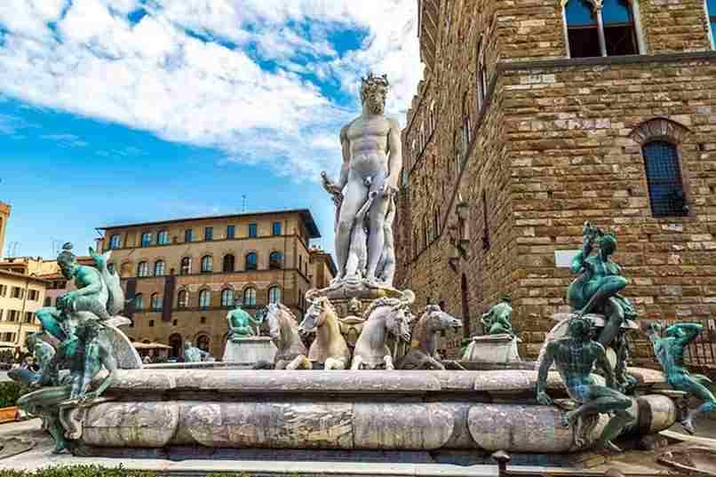 Turista é multada em quase R$ 30 mil após invadir Fonte de Netuno na Itália