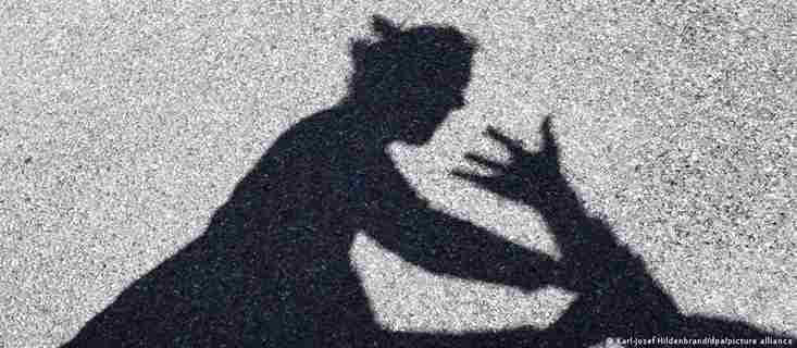 Presidente de associação policial na Alemanha gera polêmica ao sugerir que mulheres evitem relacionamentos com homens