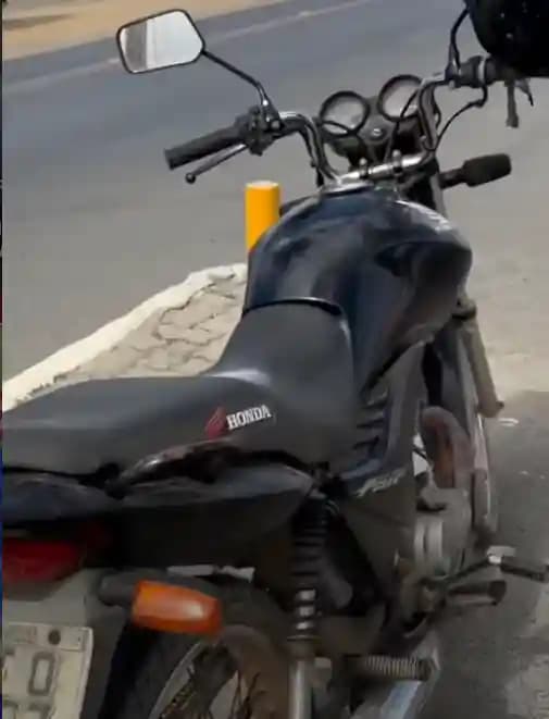 Motocicleta é esquecida por cliente em frente a bar na Avenida Primeiro de Janeiro, em Irecê