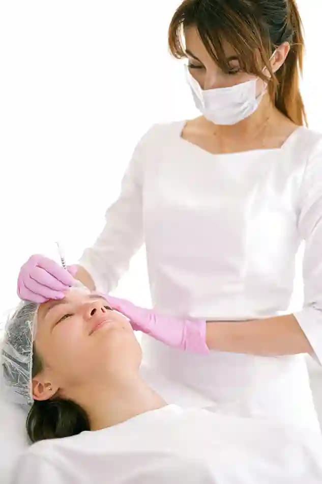 Procedimento Estético na Testa: Influenciadora Revela Cirurgia e Especialistas Alertam para Riscos