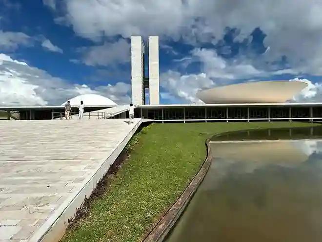 Fim da Janela Partidária: Deputados Correm Para Trocar de Sigla Antes das Eleições de Outubro