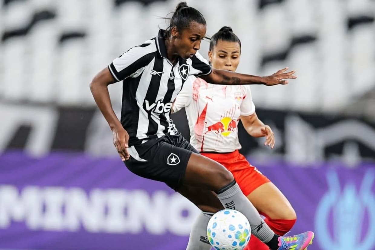 Bragantino atropela Botafogo com superioridade numérica e encosta no G8