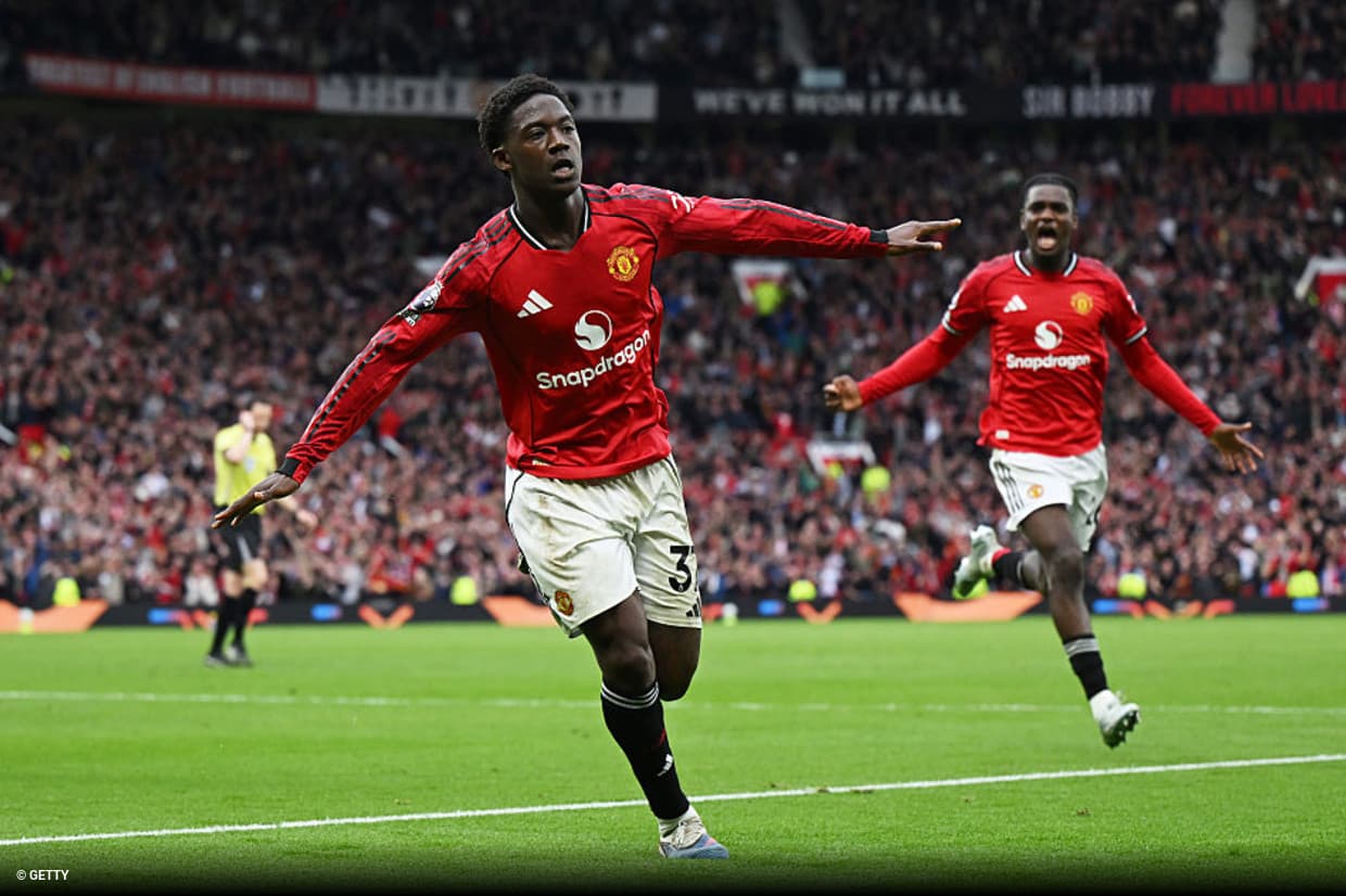 Manchester United bate Liverpool em clássico e carimba vaga na Champions League