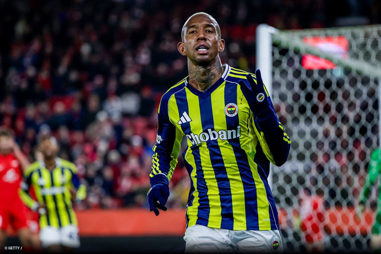 Talisca brilha com hat-trick, supera recorde pessoal e mantém Fenerbahçe na briga pelo título turco