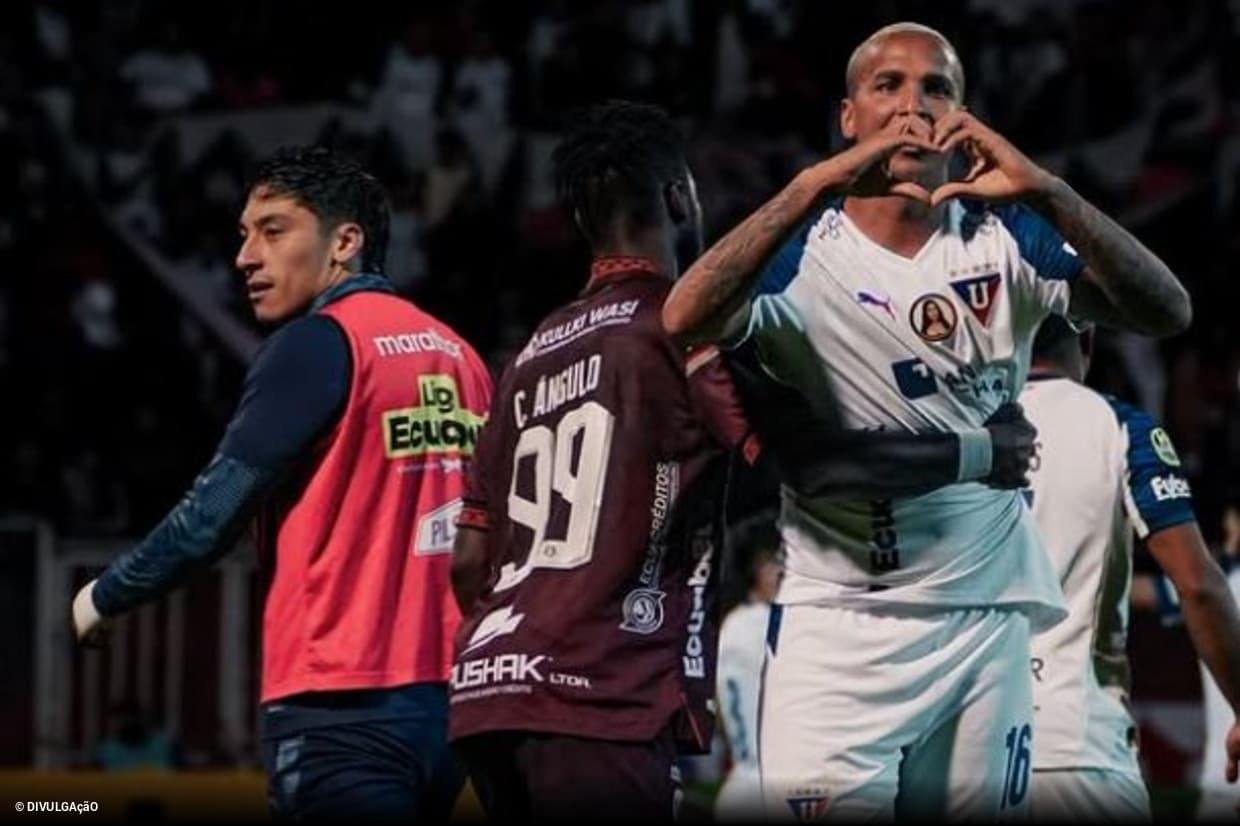 Deyverson brilha com dois gols, mas mantém estilo polêmico na LDU