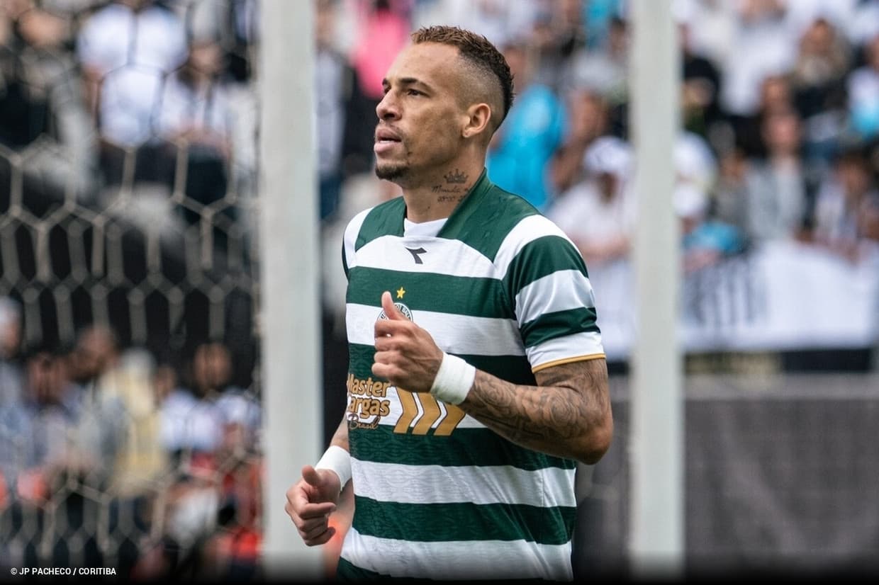 Coritiba atropela Santos por 3 a 0 em jogo marcado por show de Breno Lopes e erro bizarro da arbitragem